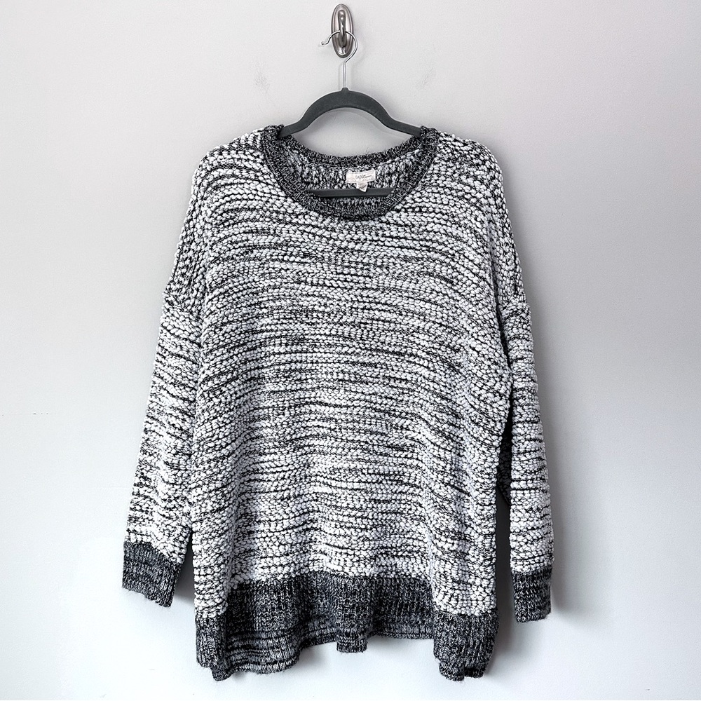 Cupio Woman Black & White Textured Crew Neck Sweater